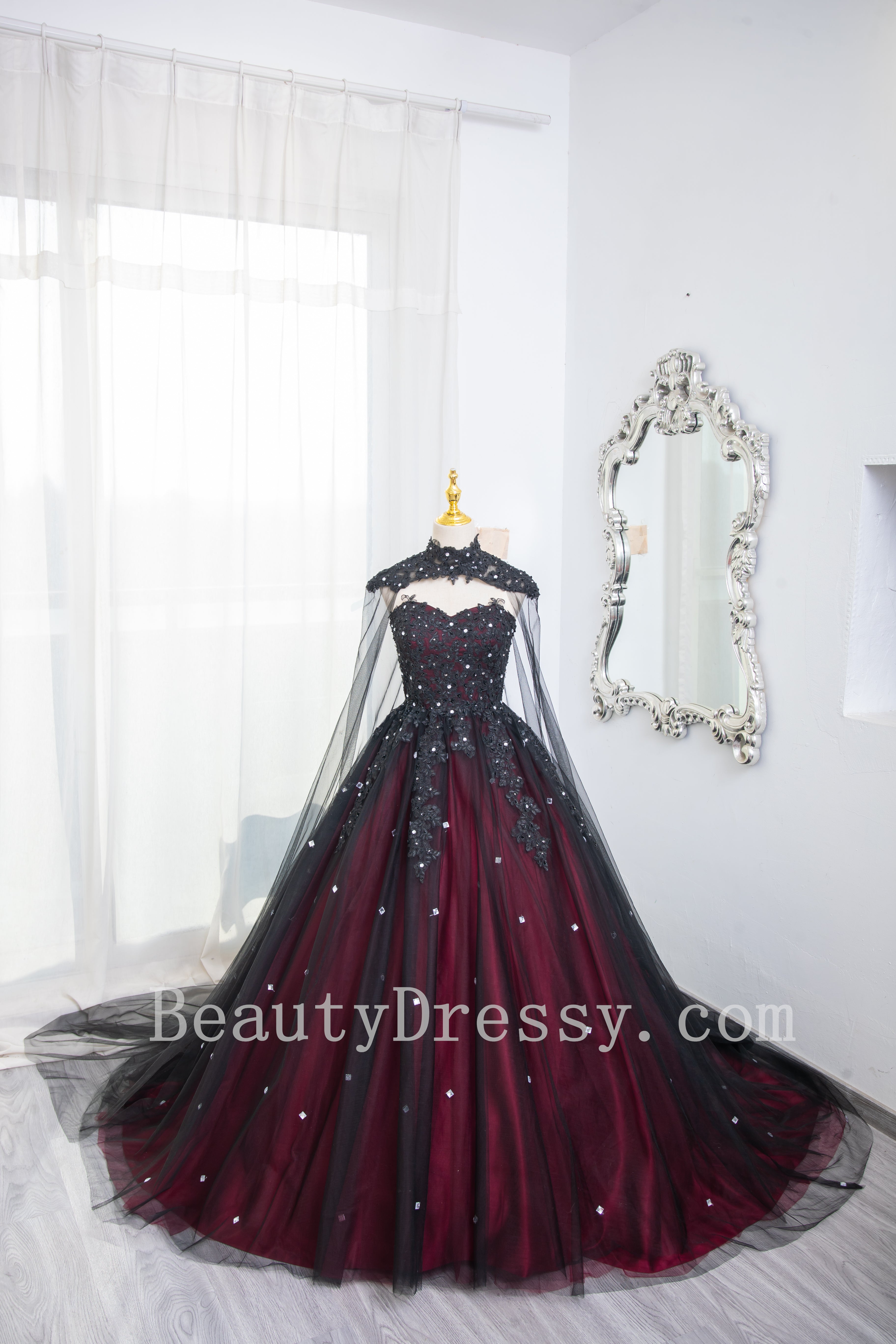 Hermoso vestido de fiesta de tul negro y rojo para dulces 16 con capa 