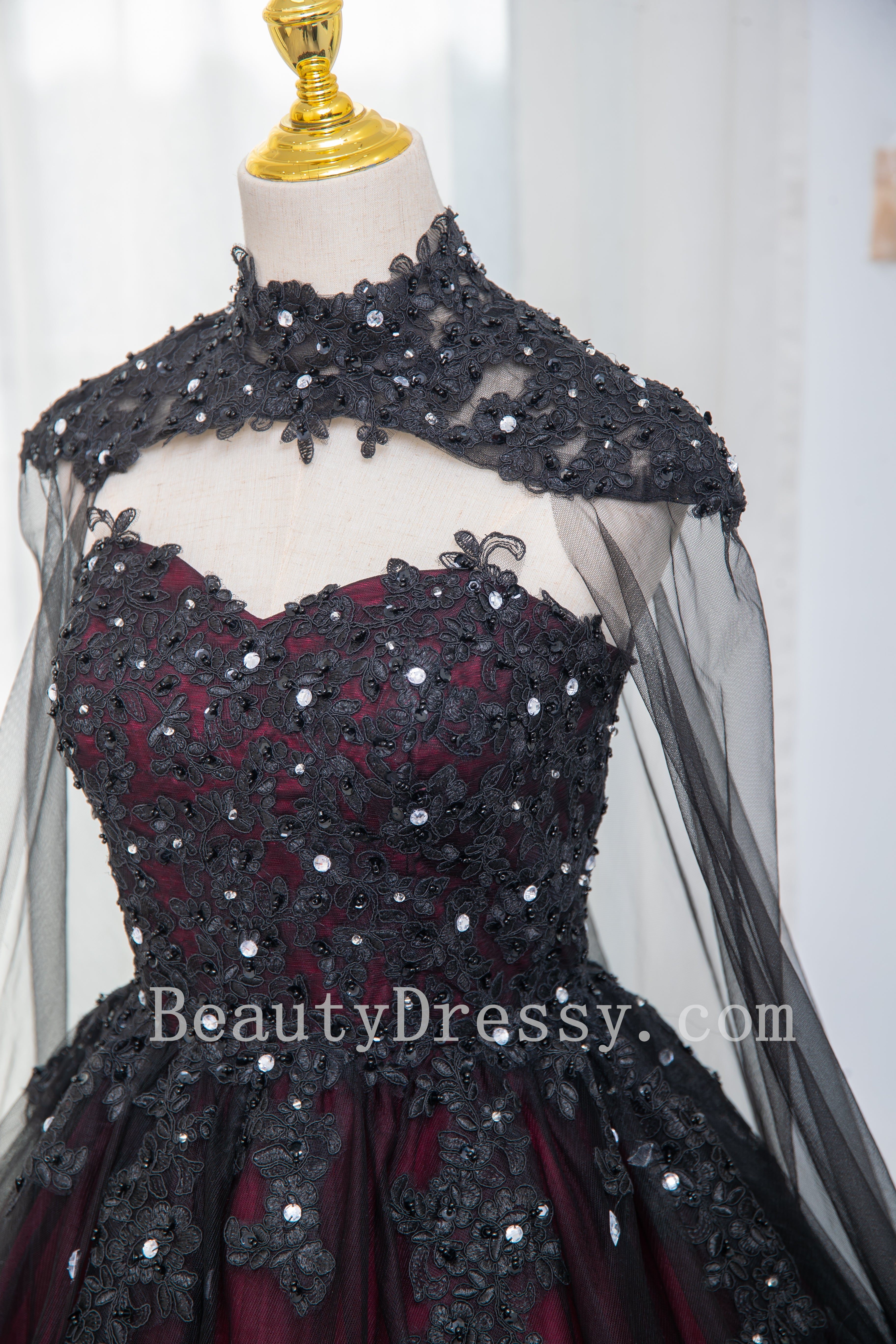 Hermoso vestido de fiesta de tul negro y rojo para dulces 16 con capa 