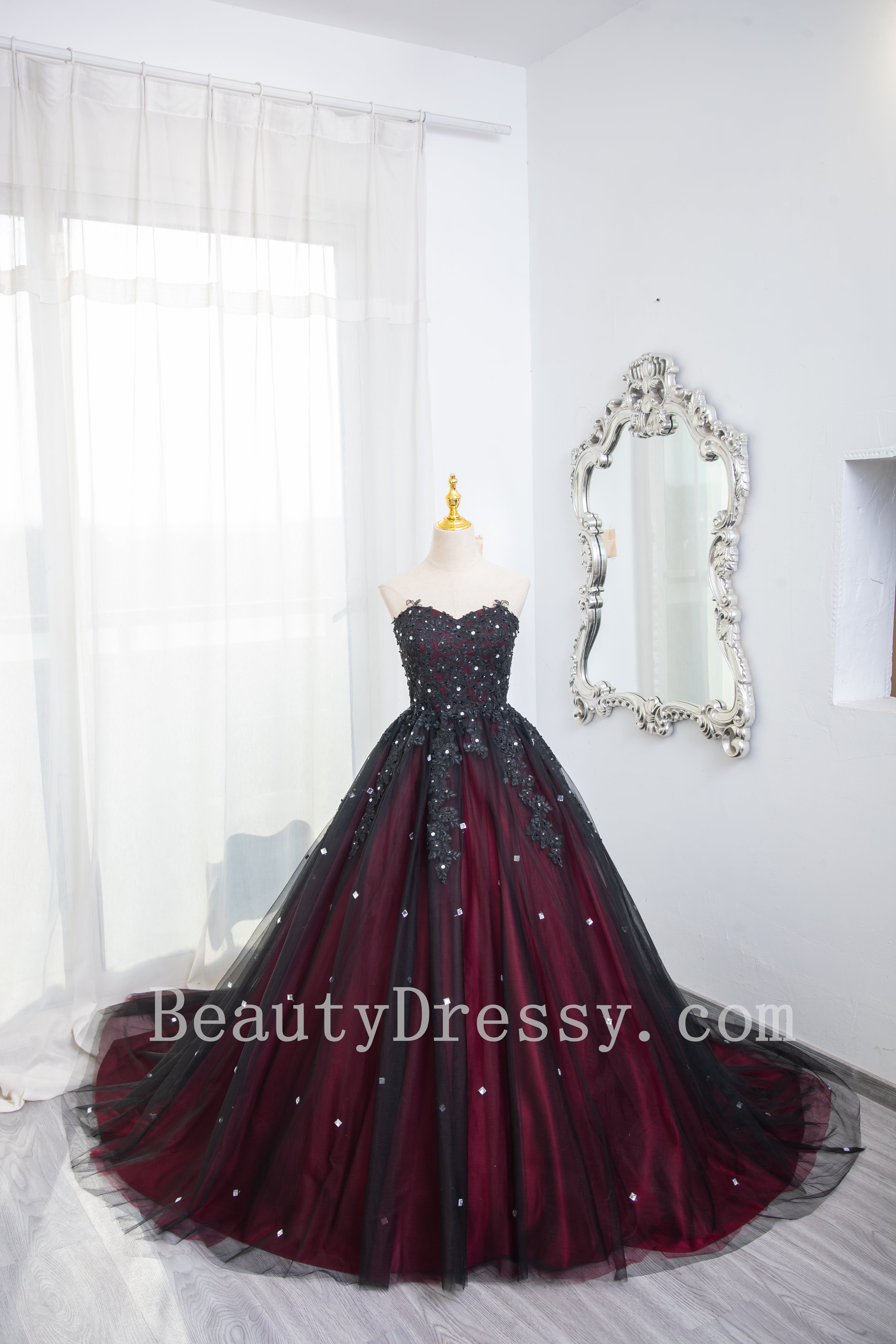 Hermoso vestido de fiesta de tul negro y rojo para dulces 16 con capa 