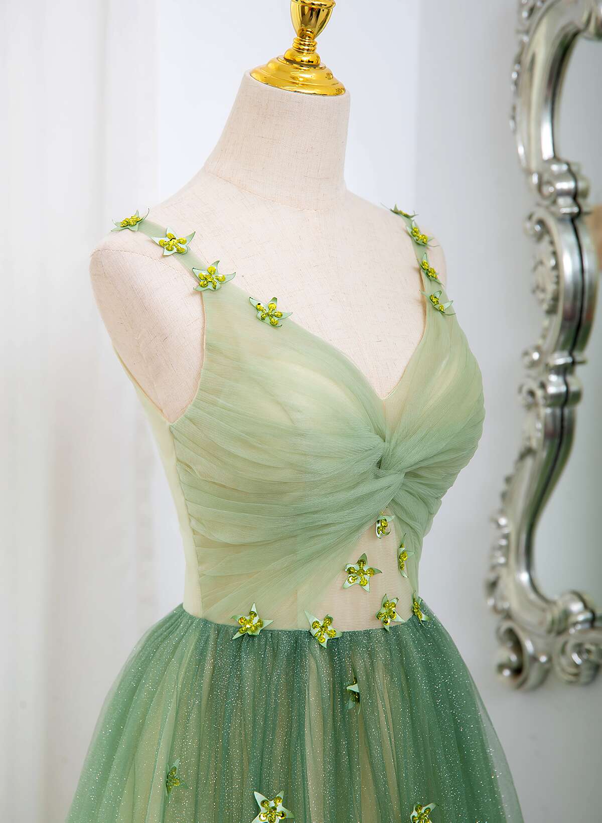 Vestido de fiesta verde degradado con escote en V y corte A 