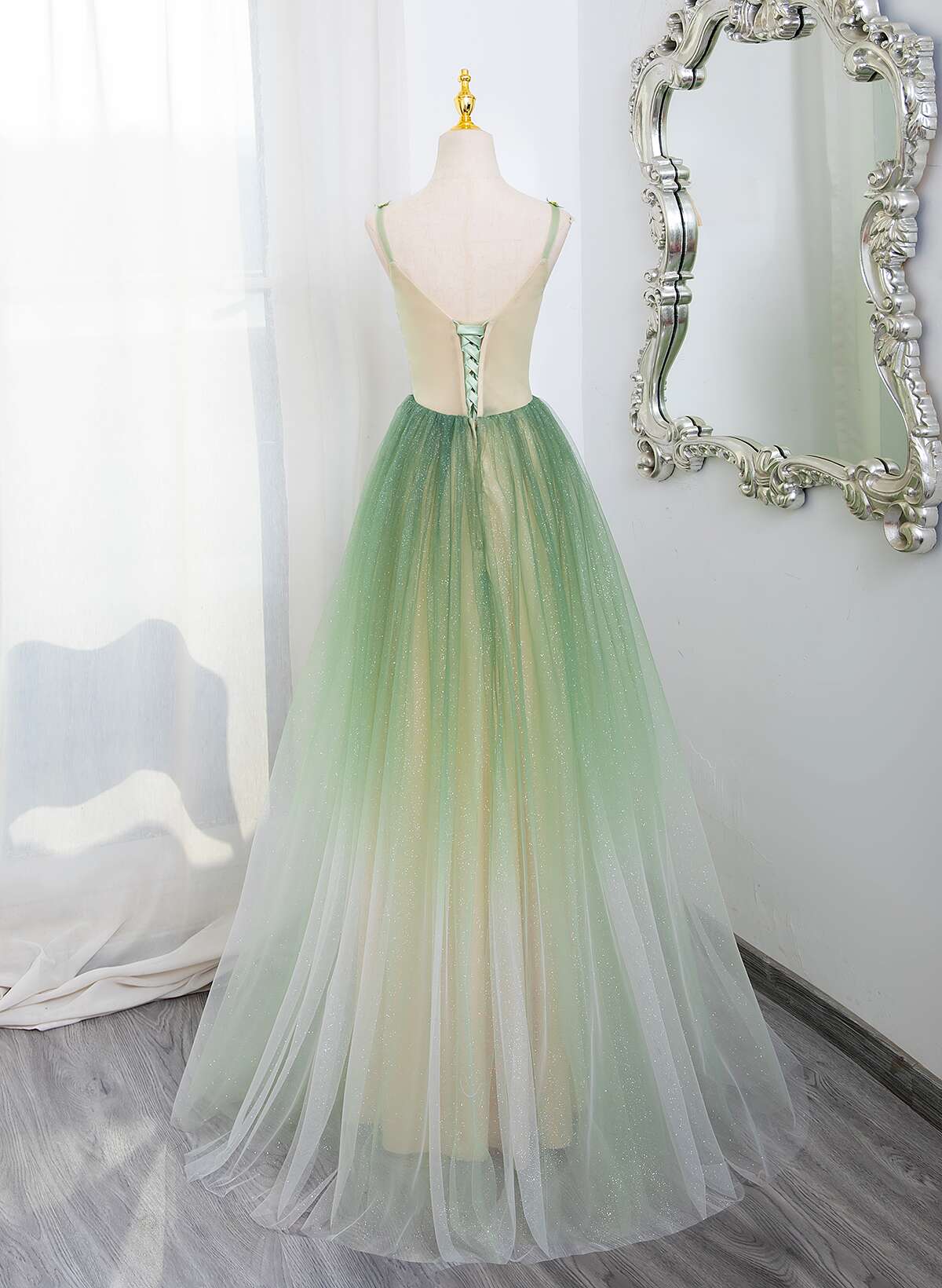 Vestido de fiesta verde degradado con escote en V y corte A 