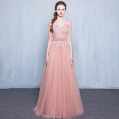 Hermoso vestido de fiesta de tul con encaje y mangas cortas en color rosa. 