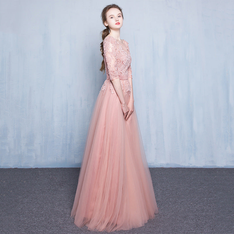 Hermoso vestido de fiesta de tul con encaje y mangas cortas en color rosa. 