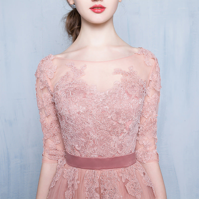 Hermoso vestido de fiesta de tul con encaje y mangas cortas en color rosa. 