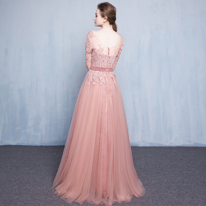 Hermoso vestido de fiesta de tul con encaje y mangas cortas en color rosa. 