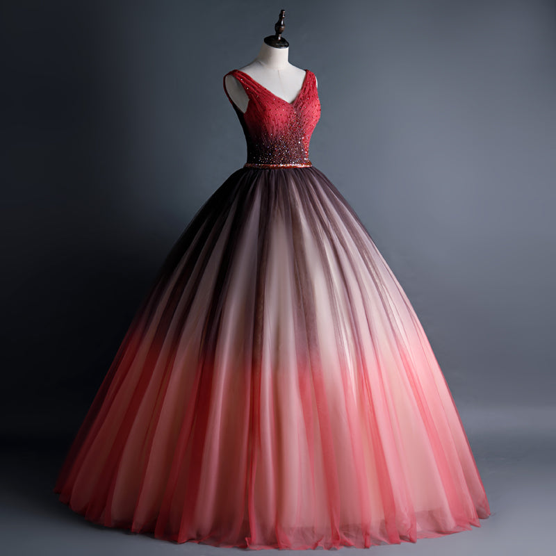 Hermoso vestido de quinceañera con escote en V y cuentas de tul rojo degradado 