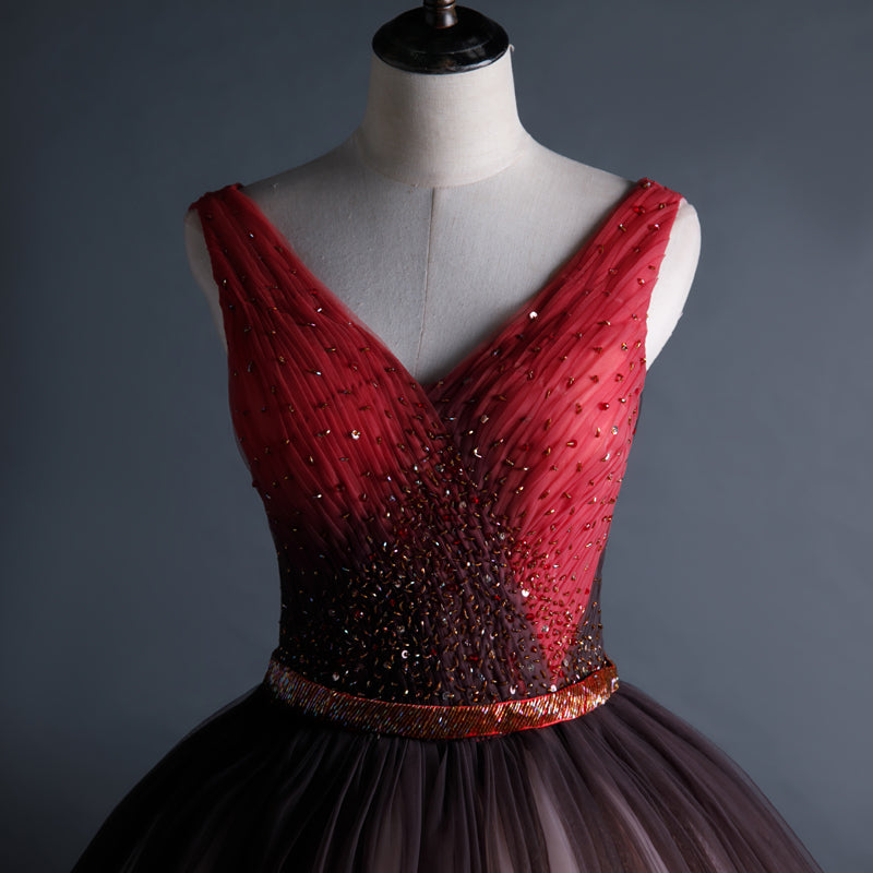 Hermoso vestido de quinceañera con escote en V y cuentas de tul rojo degradado 