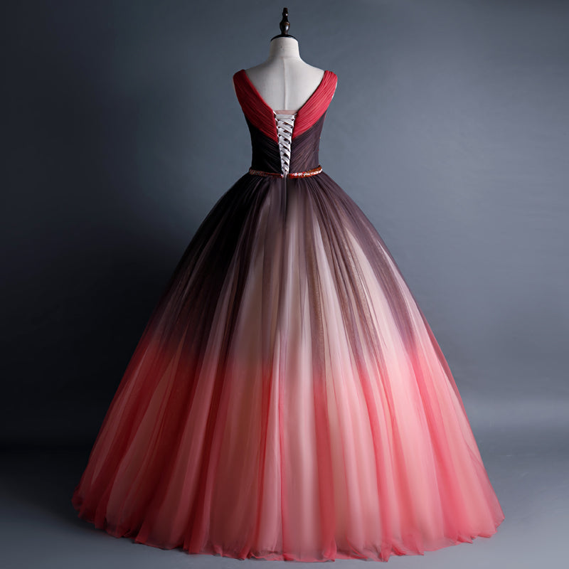Hermoso vestido de quinceañera con escote en V y cuentas de tul rojo degradado 