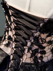 Vestido de fiesta de satén negro con encaje hasta la rodilla. 