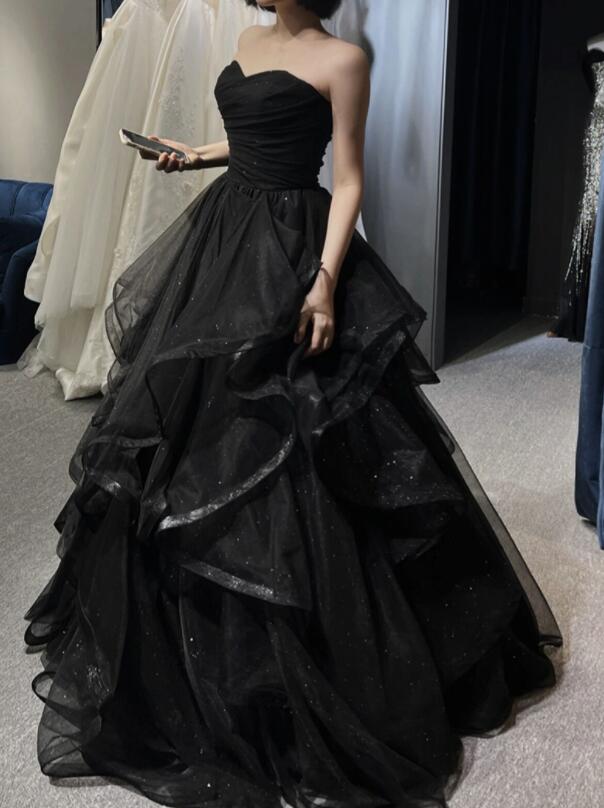 Vestidos formales de baile con capas de tul y escote en forma de corazón en color negro 