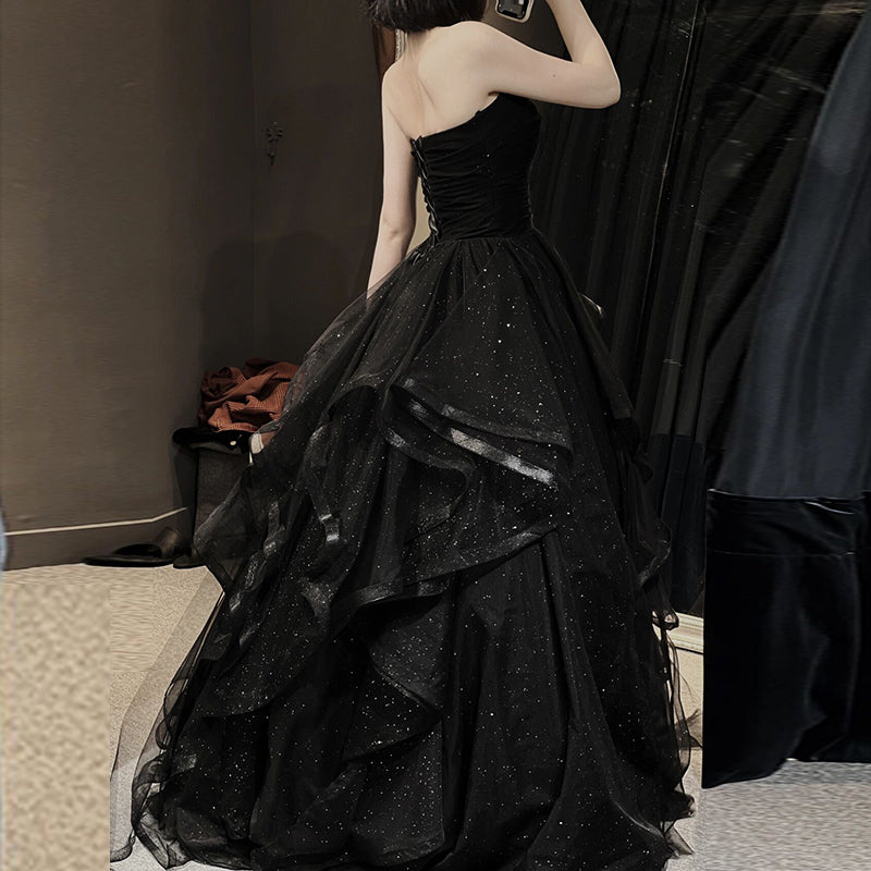 Vestidos formales de baile con capas de tul y escote en forma de corazón en color negro 