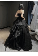 Vestidos formales de baile con capas de tul y escote en forma de corazón en color negro 