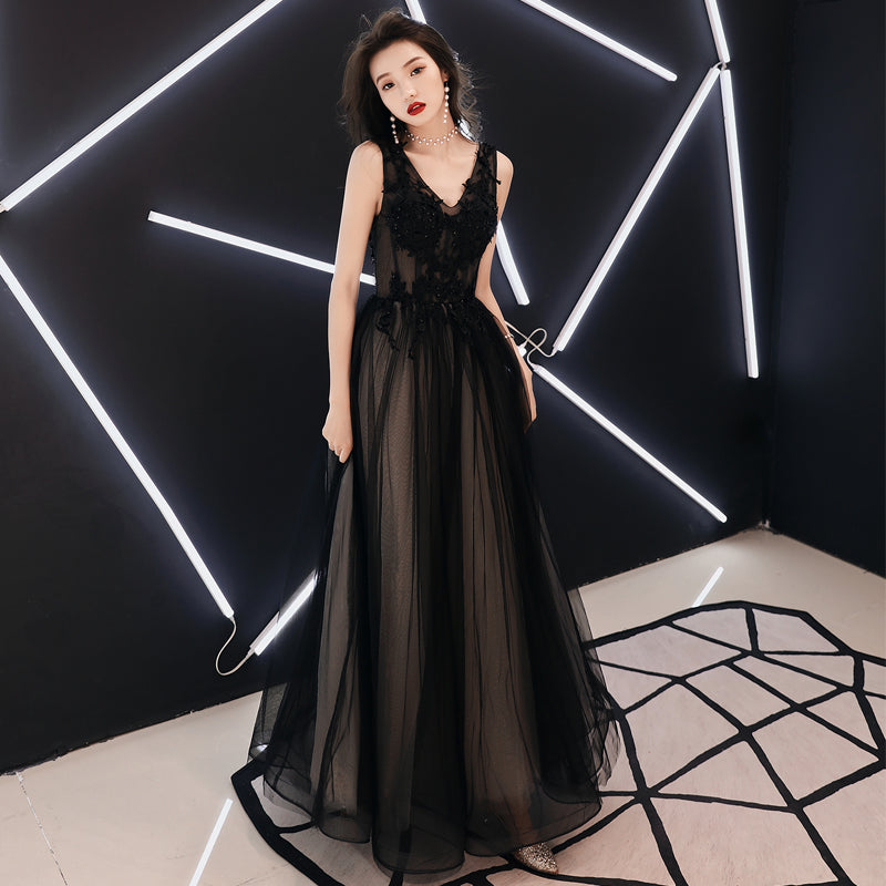 Vestido largo de fiesta con escote en V y apliques de encaje de tul negro. 