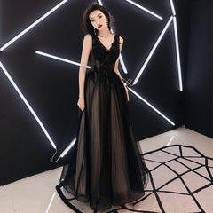 Vestido largo de fiesta con escote en V y apliques de encaje de tul negro. 