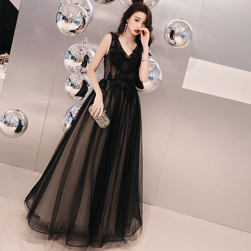 Vestido largo de fiesta con escote en V y apliques de encaje de tul negro. 