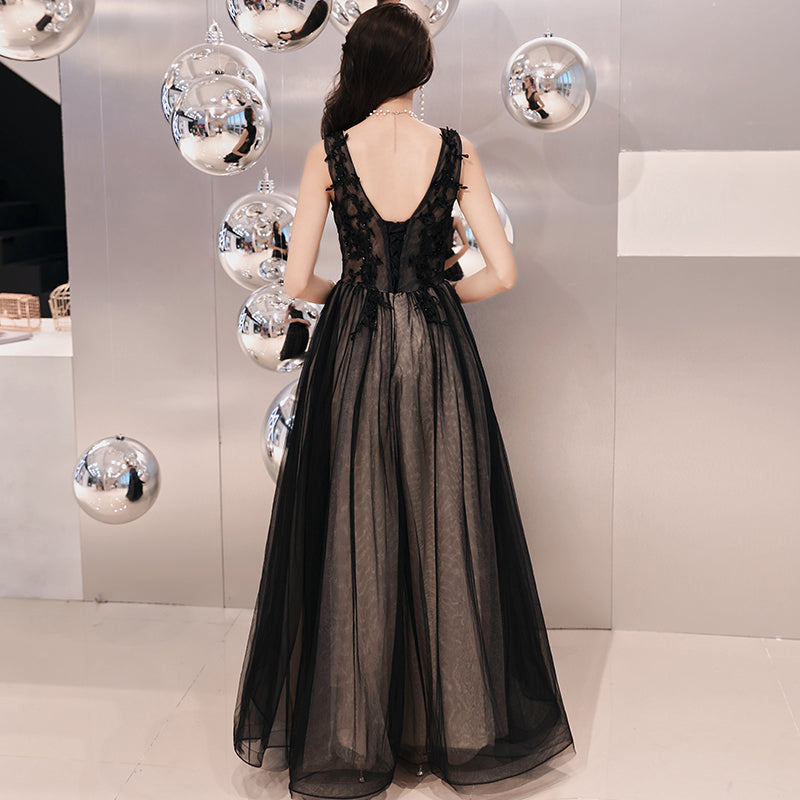 Vestido largo de fiesta con escote en V y apliques de encaje de tul negro. 