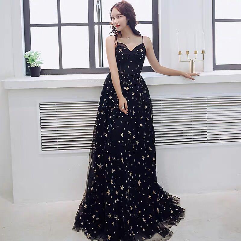 Vestido de noche largo negro con escote en V, tirantes de tul y espalda baja. 