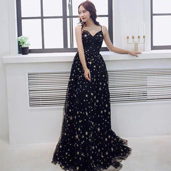 Vestido de noche largo negro con escote en V, tirantes de tul y espalda baja. 