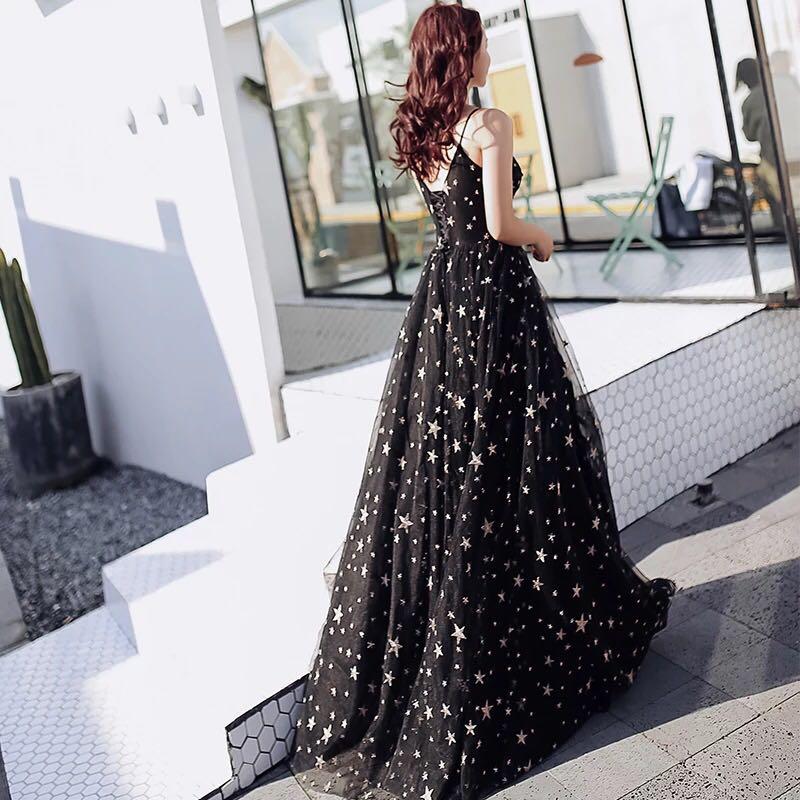 Vestido de noche largo negro con escote en V, tirantes de tul y espalda baja. 