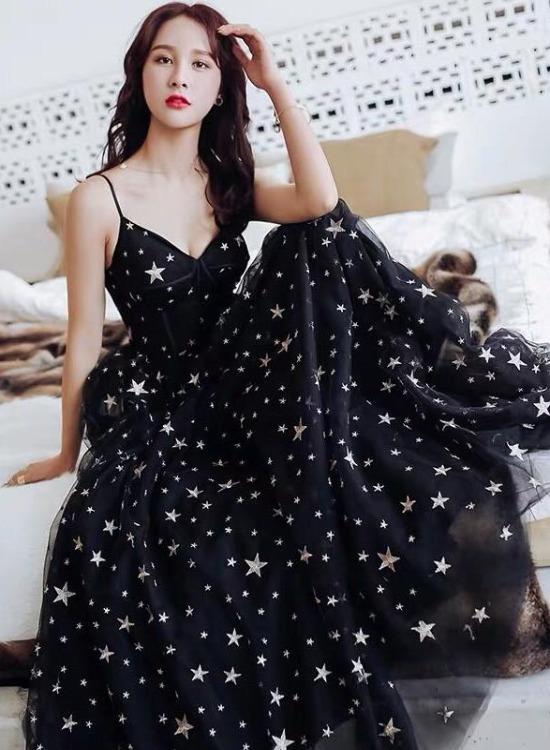 Vestido de noche largo negro con escote en V, tirantes de tul y espalda baja. 