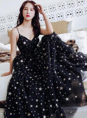 Vestido de noche largo negro con escote en V, tirantes de tul y espalda baja. 