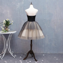 Vestido de fiesta formal corto con escote en forma de corazón en negro y champán 