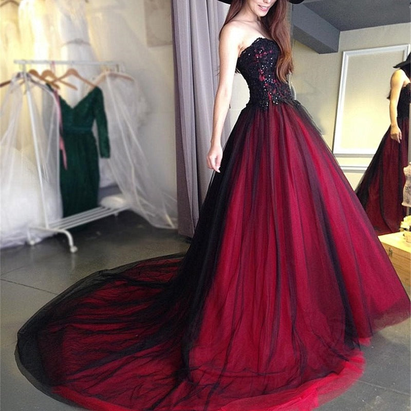 Vestido de noche largo de tul con encaje y cuentas negras y rojas. 