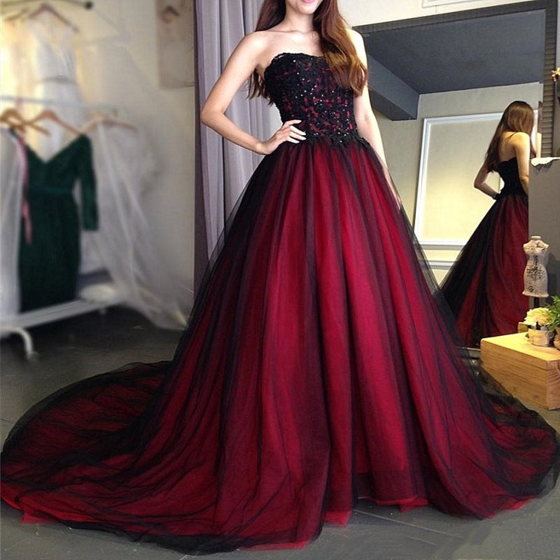 Vestido de noche largo de tul con encaje y cuentas negras y rojas. 
