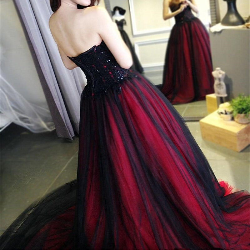 Vestido de noche largo de tul con encaje y cuentas negras y rojas. 