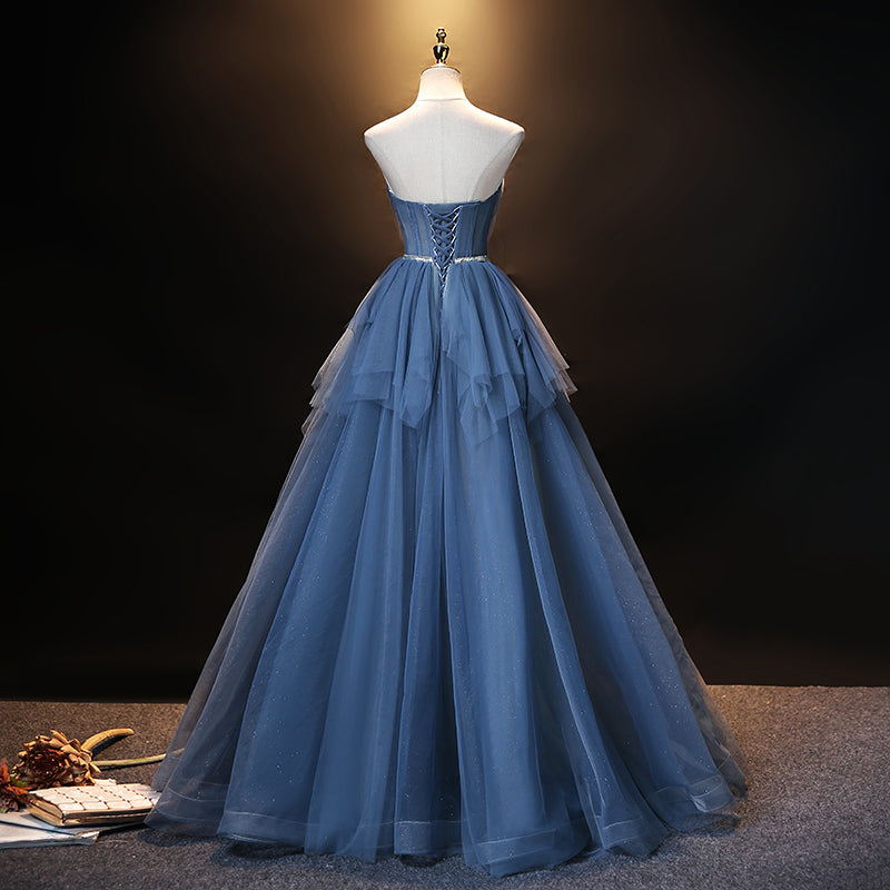 Vestido de fiesta sencillo y bonito de tul azul con escote en forma de corazón y largo hasta el suelo 