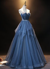 Vestido de fiesta sencillo y bonito de tul azul con escote en forma de corazón y largo hasta el suelo 