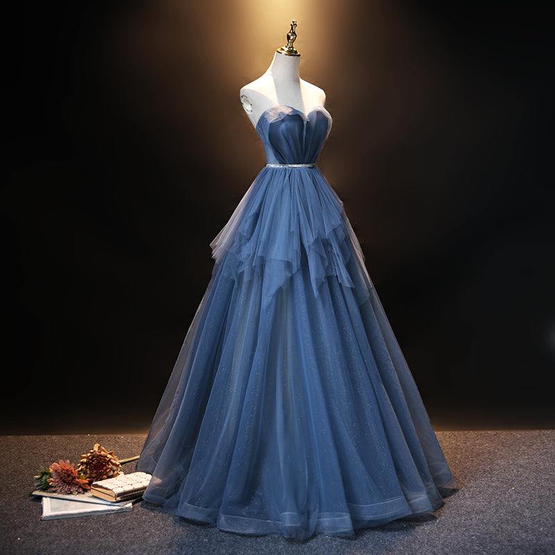 Vestido de fiesta sencillo y bonito de tul azul con escote en forma de corazón y largo hasta el suelo 