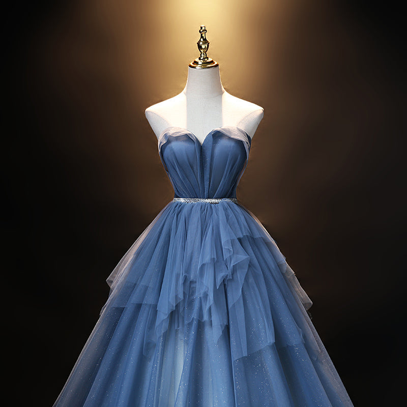 Vestido de fiesta sencillo y bonito de tul azul con escote en forma de corazón y largo hasta el suelo 