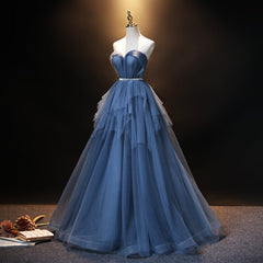 Vestido de fiesta sencillo y bonito de tul azul con escote en forma de corazón y largo hasta el suelo 