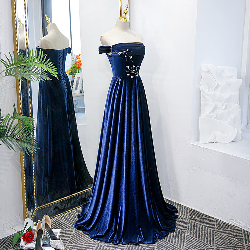 Vestido de noche elegante de terciopelo azul con cuentas y hombros descubiertos 