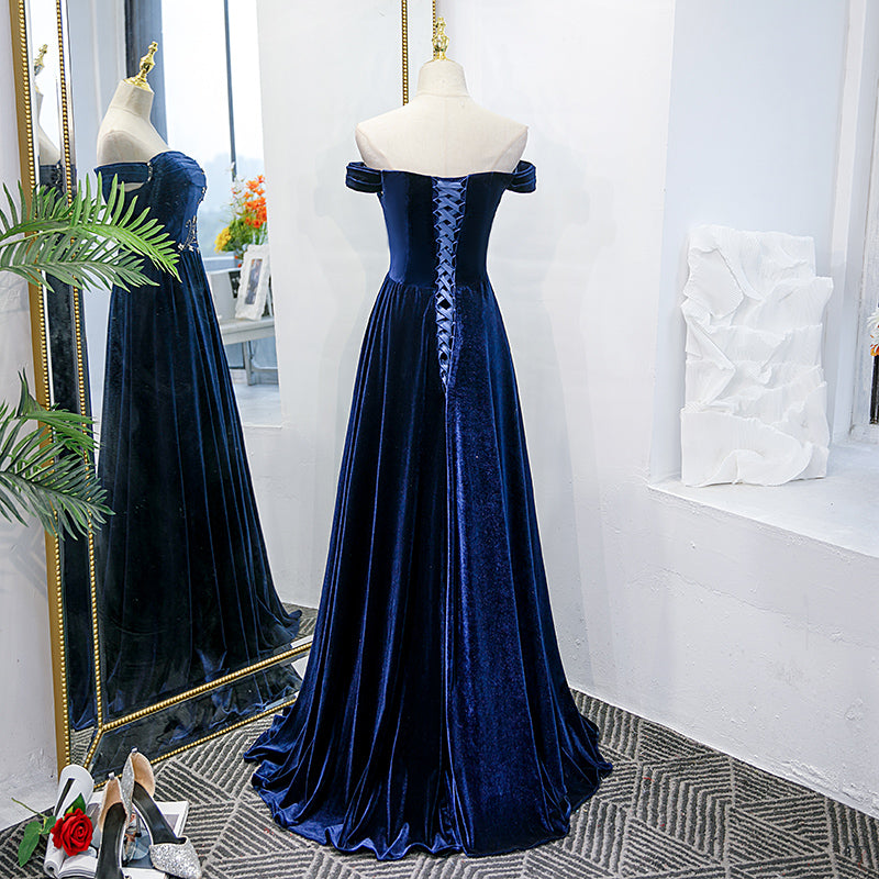 Vestido de noche elegante de terciopelo azul con cuentas y hombros descubiertos 