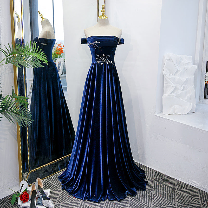 Vestido de noche elegante de terciopelo azul con cuentas y hombros descubiertos 