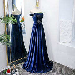 Vestido de noche elegante de terciopelo azul con cuentas y hombros descubiertos 
