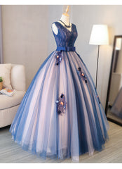 Vestido de quinceañera con escote en V y apliques de encaje de flores azules y rosas 