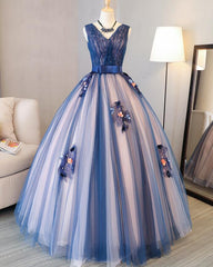 Vestido de quinceañera con escote en V y apliques de encaje de flores azules y rosas 