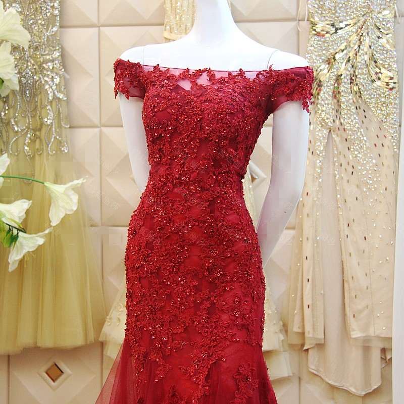 Vestido de noche de tul sirena burdeos con apliques de encaje 