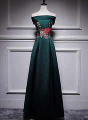 Vestido de fiesta de satén verde oscuro con hombros descubiertos y largo hasta el suelo 