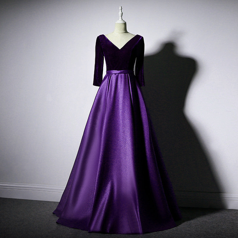 Vestido de fiesta largo de terciopelo y satén con escote en V y mangas largas en color morado oscuro 