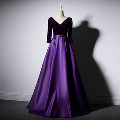 Vestido de fiesta largo de terciopelo y satén con escote en V y mangas largas en color morado oscuro 