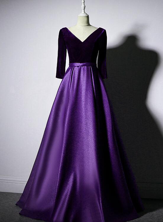 Vestido de fiesta largo de terciopelo y satén con escote en V y mangas largas en color morado oscuro 