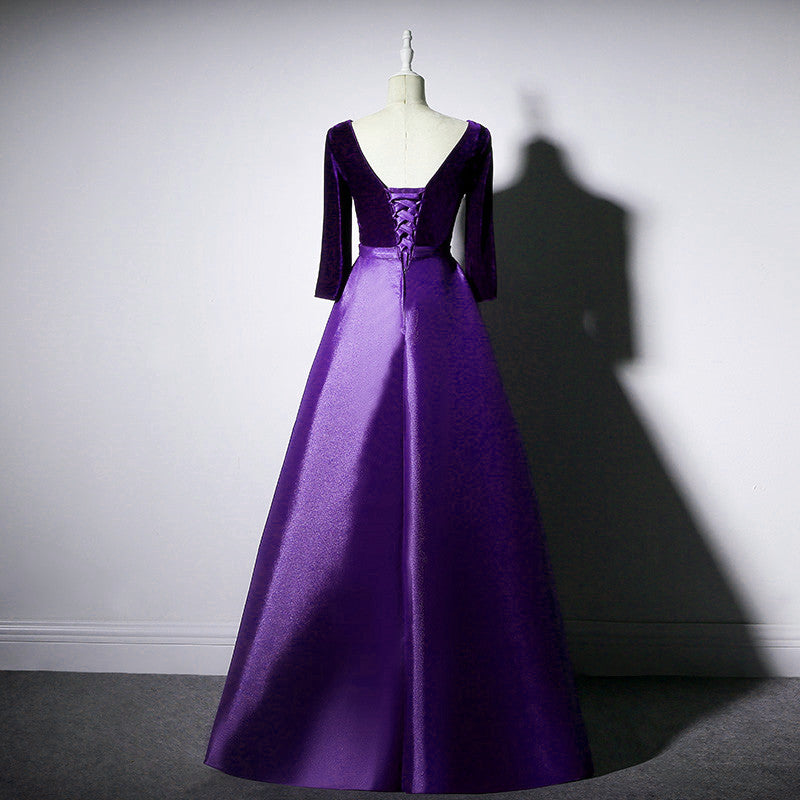 Vestido de fiesta largo de terciopelo y satén con escote en V y mangas largas en color morado oscuro 