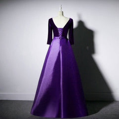 Vestido de fiesta largo de terciopelo y satén con escote en V y mangas largas en color morado oscuro 