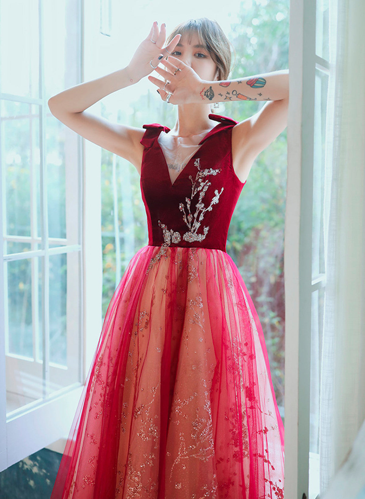 Vestido de fiesta largo de tul con encaje y terciopelo rojo en forma de A 