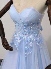 Elegante vestido de fiesta de tul azul con escote en forma de corazón. 