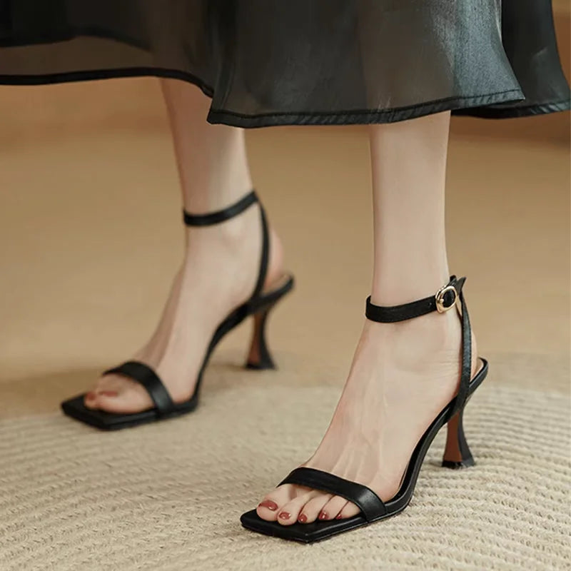 Fashionable plus-size high-heeled sandals
